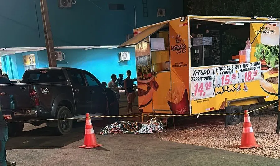 Após ser eletrocutado, à vítima caiu ao lado do trailer, ele morreu no local – Foto: Alessandro Ferreira / Agência Tocantin