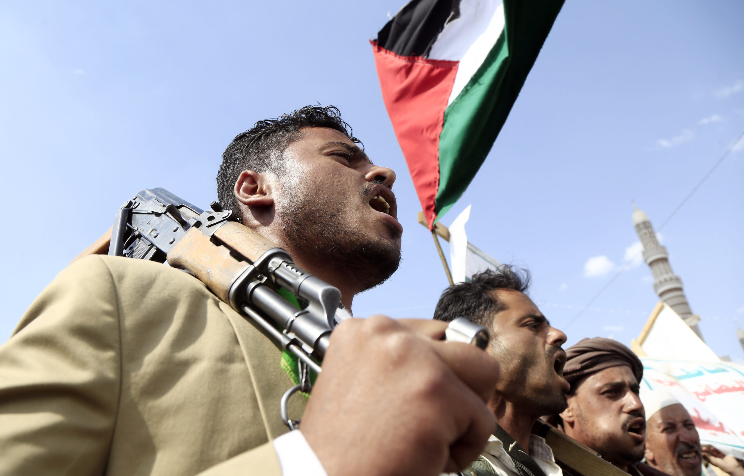 Militantes brandem rifles, além de emblemas anti EUA e Israel, em manifestação pró Palestina, em Sana