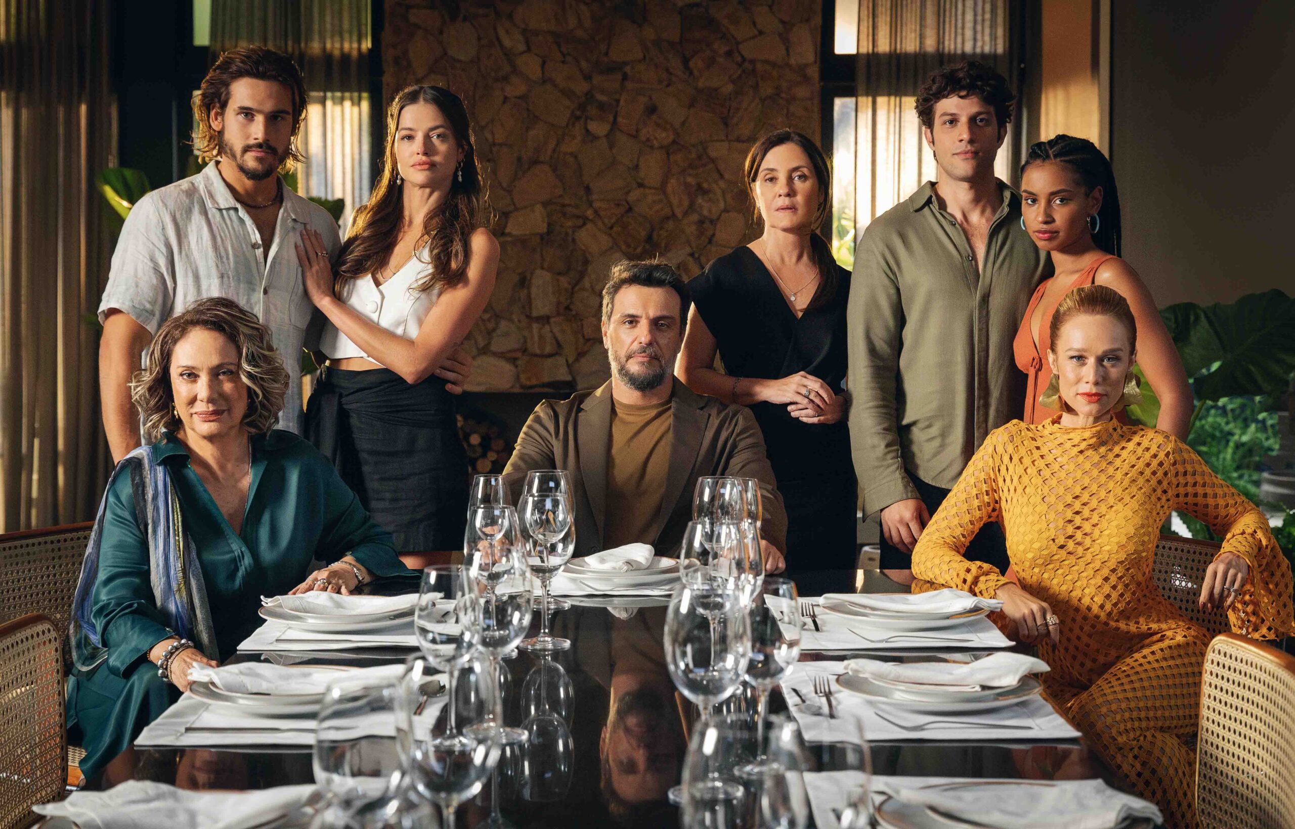 Berta (Eliane Giardini), Rudá (Nicolas Prattes), Luma (Agatha Moreira), Molina (Rodrigo Lombardi), Mércia (Adriana Esteves), Mavi (Chay Suede), Viola (Gabz) e Ísis (Mariana Ximenes) em 