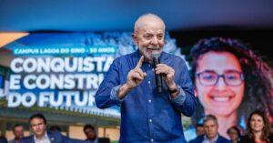 Lula se aproxima da metade do mandato com Centrão mirando ministérios mais robustos